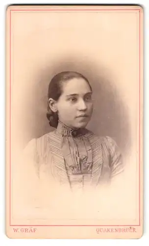 Fotografie Wilhelm Gräf, Quakenbrück, Portrait junge Dame im Kleid mit Kragenbrosche