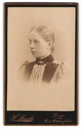Fotografie H. Beucke, Dissen, Portrait junge Dame im Kleid mit Kragenbrosche
