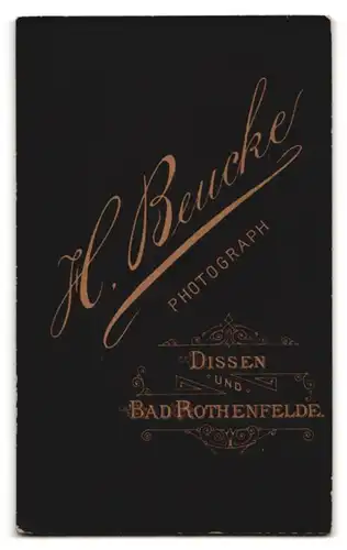 Fotografie H. Beucke, Dissen, Portrait junge Dame im Kleid mit Kragenbrosche