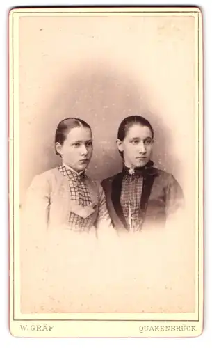 Fotografie Wilhelm Gräf, Quakenbrück, Portrait zwei junge Damen in modischen Kleidern