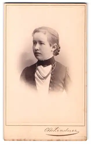 Fotografie Otto Lindner, Berlin-C., König-Strasse 30, Portrait junge Dame im Kleid mit Halskette