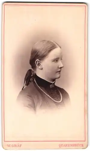 Fotografie Wilhelm Gräf, Quakenbrück, Portrait junge Dame mit Kragenbrosche und Halskette