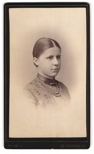 Fotografie Wilhelm Gräf, Quakenbrück, Portrait junge Dame mit Kragenbrosche und Halskette