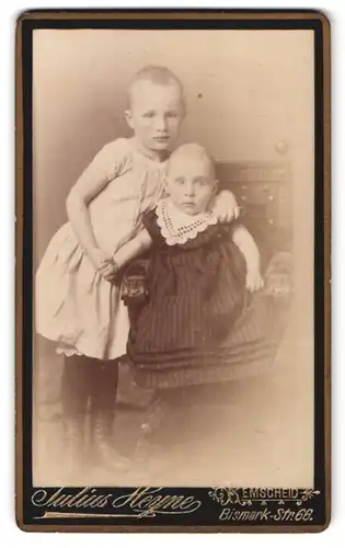 Fotografie Julius Heyne, Remscheid, Bismarck-Strasse 66, Portrait kleines Mädchen im Kleid mit Kleinkind