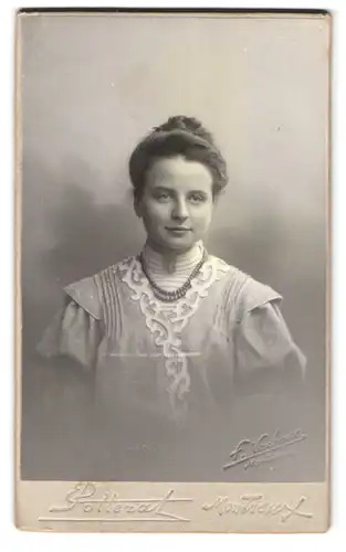 Fotografie F. Vachoux, Montreux, Portrait junge Dame im Kleid mit Halskette