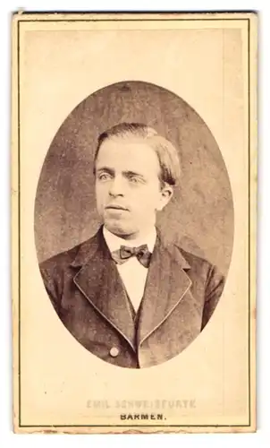 Fotografie Emil Schweisfurth, Barmen, Brustportrait junger Herr im Anzug mit Fliege