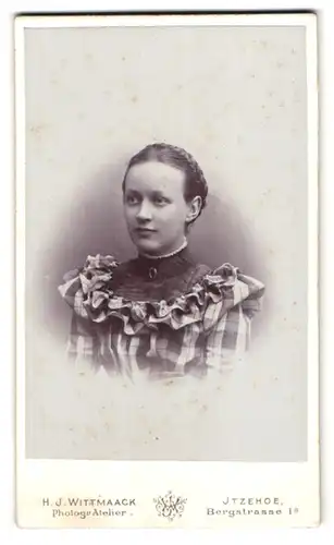 Fotografie H. J. Wittmaack, Itzehoe, Bergstrasse 1 a, Portrait junge Dame im karierten Kleid