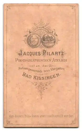 Fotografie Jacques Pilartz, Bad Kissingen, Portrait modisch gekleideter Herr mit Vollbart