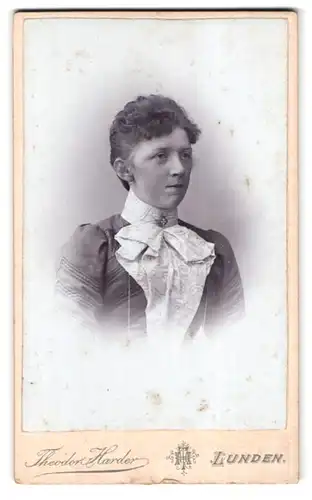 Fotografie Theodor Harder, Lunden, Wilhelmstrasse, Portrait junge Dame im Kleid
