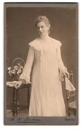 Fotografie Th. H. Backens, Marne, Portrait junge Dame im Kleid mit Fächer
