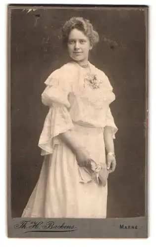 Fotografie Th. H. Backens, Marne, Portrait hübsch gekleidete Dame mit Fächer