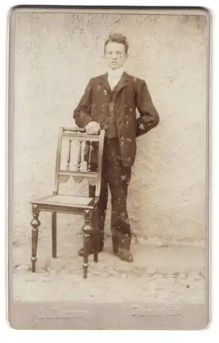 Fotografie A. Herzog, Jarotschin, Portrait junger Mann im Anzug mit Krawatte