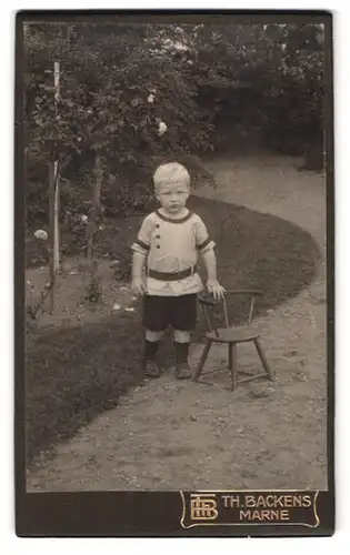 Fotografie Th. Backens, Marne, Portrait kleiner Junge in modischer Kleidung