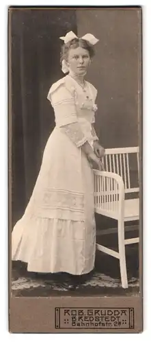 Fotografie Rob. Grudda, Bredstedt, Bahnhofstrasse 2 a, Portrait junge Dame im weissen Kleid