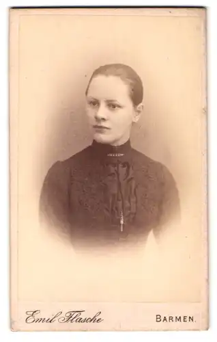 Fotografie Emil Flasche, Barmen, Heckinghauser-Strasse 25, Portrait junge Dame mit zurückgebundenem Haar