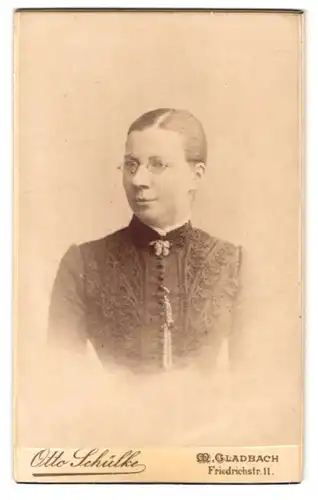 Fotografie Otto Schülke, M.-Gladbach, Friedrichstrasse 11, Portrait junge Dame im Kleid mit Brille