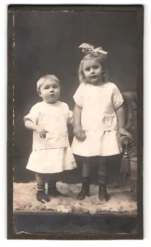 Fotografie unbekannter Fotograf und Ort, Portrait zwei kleine Mädchen in modischer Kleidung