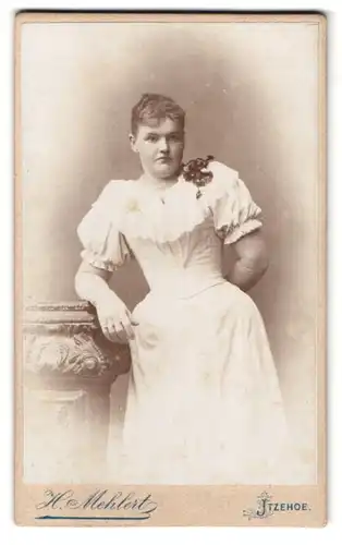 Fotografie H. Mehlert, Itzehoe, Breitestrasse 25, Portrait junge Dame im weissen Kleid