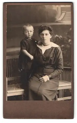 Fotografie unbekannter Fotograf und Ort, Portrait bürgerliche Dame mit kleinem Kind