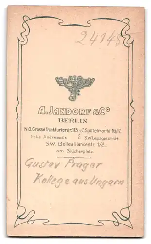 Fotografie A. Jandorf & Co., Berlin-NO, Grosse Frankfurterstrasse 113, Portrait junger Herr im Mantel mit Hut