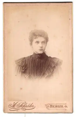 Fotografie A. Schröder, Berlin-O, Gr. Frankfurterstrasse 117, Portrait junge Dame im hübschen Kleid