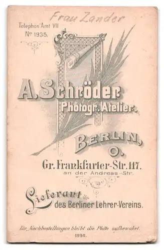 Fotografie A. Schröder, Berlin-O, Gr. Frankfurterstrasse 117, Portrait junge Dame im hübschen Kleid