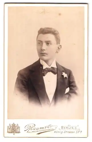 Fotografie Pflaum & Co., Berlin-C., König-Strasse 57 a, Portrait junger Herr im Anzug mit Fliege