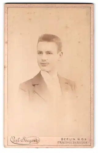 Fotografie Carl Seegert, Berlin, Gr. Frankfurter-Strasse 71, Portrait junger Herr im eleganten Anzug