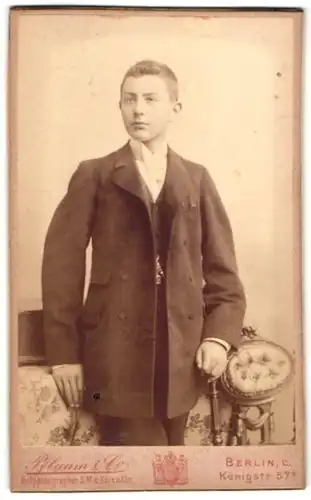 Fotografie Pflaum & Co., Berlin-C., König-Strasse 57 a, Portrait junger Herr im Anzug mit Krawatte