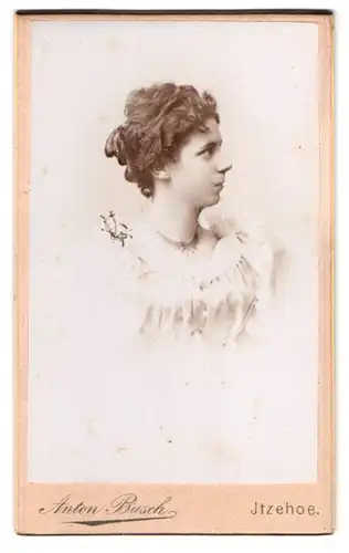 Fotografie Anton Busch, Itzehoe, Poststrasse 5, Portrait junge Dame mit hochgestecktem Haar