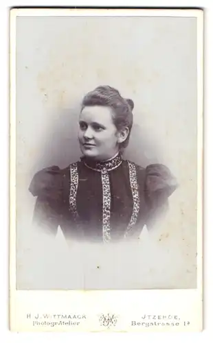 Fotografie H. J. Wittmaack, Itzehoe, Bergstrasse 1 a, Portrait junge Dame im modischen Kleid