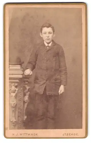 Fotografie H. J. Wittmack, Itzehoe, Paaschburg 122, Portrait junger Mann in modischer Kleidung