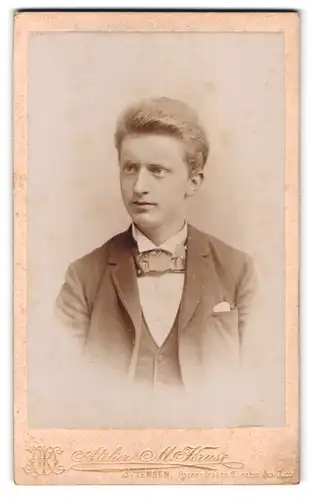 Fotografie M. Kruse, Ottensen, Papenstrasse 7, Portrait junger Herr im Anzug mit Fliege