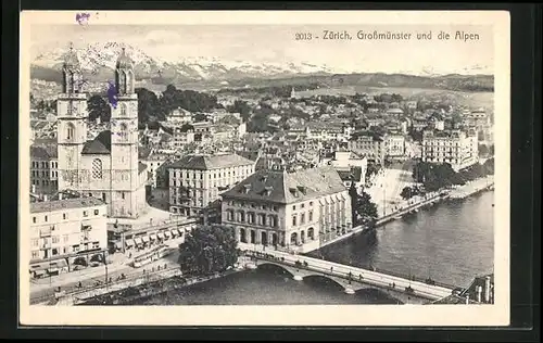 AK Zürich, Grossmünster mit Strassenbahn und den Alpen