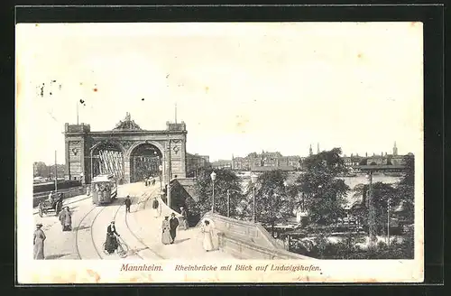 AK Mannheim, Rheinbrücke mit Strassenbahn und Blick auf Ludwigshafen