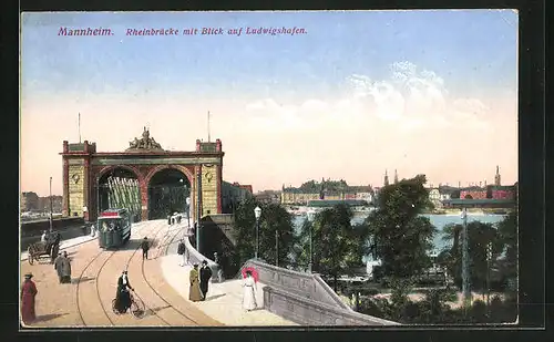 AK Mannheim, Rheinbrücke mit Strassenbahn und Blick auf Ludwigshafen