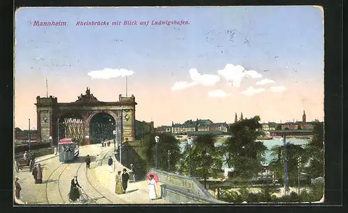 AK Mannheim, Rheinbrücke mit Strassenbahn und Blick auf Ludwigshafen