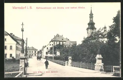 AK Warnsdorf / Varnsdorf, Rathausstrasse mit Brücke und kathol. Kirche