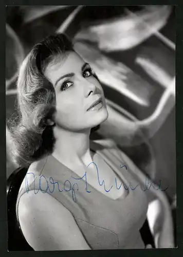 Fotografie Sacha, UFA-Filmverleih, Portrait Schauspielerin Margit Nünke im Film Geliebte Bestie mit Autograph