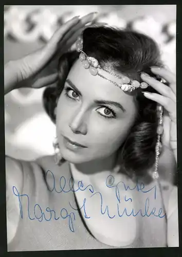 Fotografie Sacha, UFA-Filmverleih, Portrait Schauspielerin Margit Nünke im Film GEliebte Bestie mit Autograph