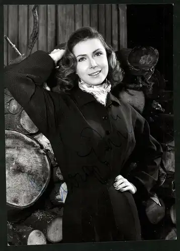 Fotografie Portrait Schauspielerin Margit Nünke im schwarzen Kleid mit Autograph / Autogramm vor Holzscheiten