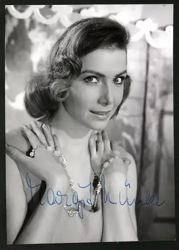 Fotografie Portrait Schauspielerin Margit Nünke im Film Geliebte Bestie mit Halskette, Autograph / Autogramm