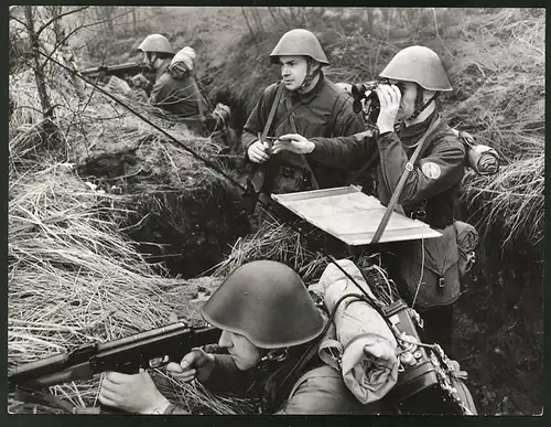 Fotografie Kampfgruppe der DDR mit AK 74 & Stahlhelm, Feldstecher, Funker mit Funkgerät, Kartograph