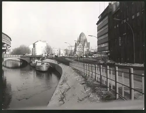 Fotografie unbekannter Fotograf, Ansicht Berlin, Temeplhofer Ufer mit Blick auf den Blücherplatz und Heilig-Kreuz-Kirche