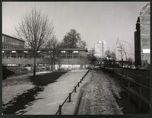 Fotografie unbekannter Fotograf, Ansicht Berlin, Partie am Tempelhofer Ufer mit Möckernbrücke, VW Käfer