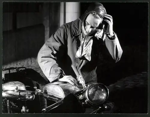 Fotografie Foto AR, Vogelsang, Mann nach einem Unfall mit seinem Motorrad Tornax