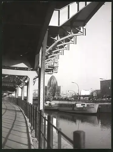 Fotografie unbekannter Fotograf, Ansicht Berlin, Tempelhofer Ufer mit Blick zum Blücherplatz, Schiff Schlesien vor Anker