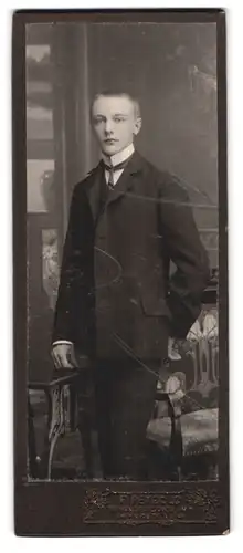 Fotografie Paul Petzold, Brandenburg a /H., Kurstasse, Portrait junger Herr im Anzug mit Krawatte