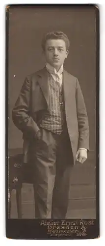 Fotografie Ernst Rost, Dresden-A. Wettinerstrasse 15, Portrait junger Herr im Anzug mit Krawatte