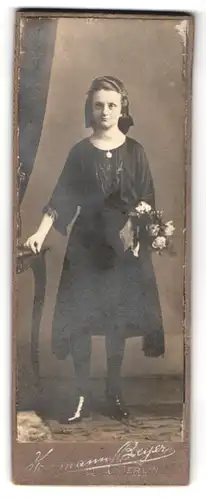 Fotografie Hermann Beyer, Berlin, Portrait junge Dame im Kleid mit Blumenstrauss